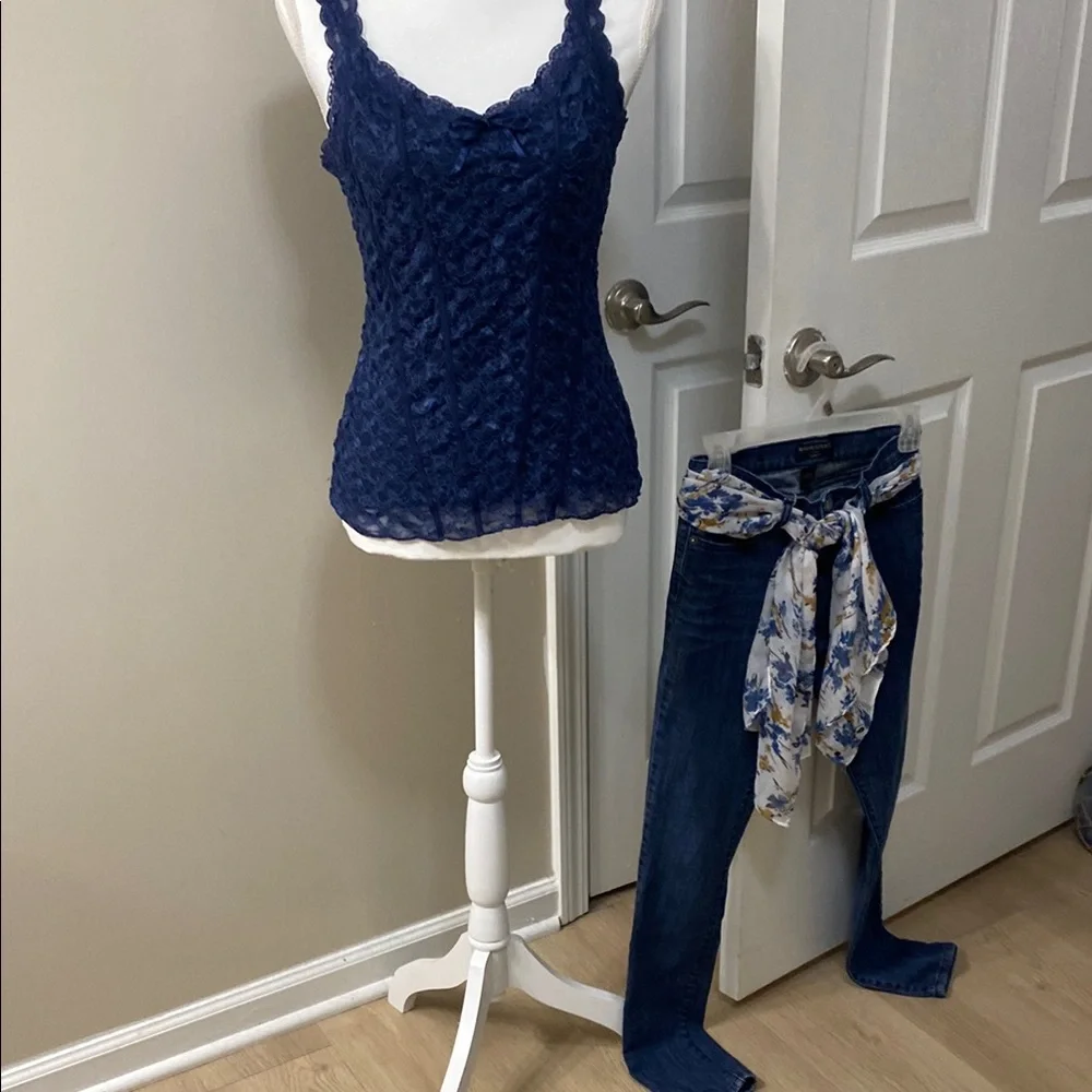 🔥🔥🔥Apt. 9 Navy Lace Textured Tank Top and darker blue BR Jeans w/scarf❤️❤️❤️ - Picture 1 of 6
